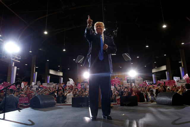 H&agrave;ng trăm người ủng hộ &ocirc;ng Trump giơ cao biểu ngữ khi tỷ ph&uacute; New York c&oacute; b&agrave;i ph&aacute;t biểu tại Colorado h&ocirc;m 5/11.