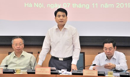 Chủ tịch UBND TP H&agrave; Nội Nguyễn Đức Chung ph&aacute;t biểu chỉ đạo tại cuộc họp. 