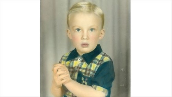 Ng&agrave;y 14/6/1946, Donald Trump ch&agrave;o đời tại th&agrave;nh phố Queens, New York, l&agrave; con thứ 4 trong gia đ&igrave;nh. Cha Donald Trump, &ocirc;ng Fred, l&agrave; một nh&agrave; đầu tư bất động sản gi&agrave;u c&oacute;. V&igrave; t&iacute;nh c&aacute;ch hiếu động v&agrave; ngang bướng, cậu b&eacute; Trump bị cha gửi đến học tại một trường qu&acirc;n sự nội tr&uacute; rồi tốt nghiệp Trường Kinh tế Wharton, Đại học Pennsylvania, năm 1968. &Ocirc;ng sau đ&oacute; tham gia c&ocirc;ng việc kinh doanh của gia đ&igrave;nh. Ảnh: Facebook     