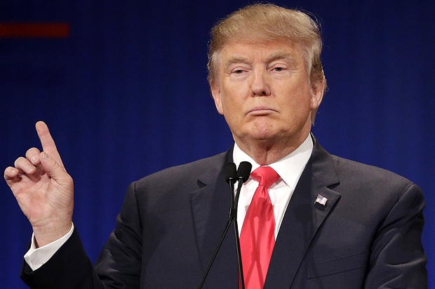 Ng&agrave;y 8/1/2004, &ocirc;ng Trump lần đầu ti&ecirc;n ra mắt với tư c&aacute;ch ng&ocirc;i sao trong chương tr&igrave;nh truyền h&igrave;nh thực tế ''Người Tập sự'' (The Apprentice). Chương tr&igrave;nh khắc họa ch&acirc;n dung một Donald Trump rất đời thường v&agrave; đầy nhạy b&eacute;n trước c&aacute;c cơ hội kinh doanh. Qua đ&oacute;, thế hệ trẻ ở Mỹ biết đến &ocirc;ng nhiều hơn. Ảnh: NYTimes