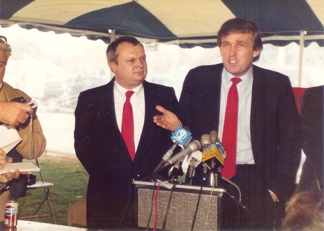 Ng&agrave;y 22/10/1987, Trump ph&aacute;t biểu tại C&acirc;u lạc bộ Rotary ở th&agrave;nh phố Portsmouth, bang New Hampshire, đặt ra c&acirc;u hỏi v&igrave; sao Mỹ phải cung cấp hỗ trợ qu&acirc;n sự cho c&aacute;c đồng minh gi&agrave;u mạnh như Nhật Bản hay Arab Saudi. Giới quan s&aacute;t đ&aacute;nh gi&aacute; đ&acirc;y l&agrave; khởi đầu cho h&agrave;ng thập kỷ dạo chơi với ch&iacute;nh trị của Donald Trump. Ảnh: Politico