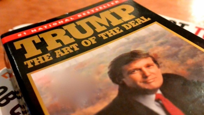 Th&aacute;ng 10/1987, Trump xuất bản cuốn hồi k&yacute; mang t&ecirc;n ''The Art of the Deal''. Cuốn s&aacute;ch đ&atilde; g&oacute;p phần x&acirc;y dựng cho &ocirc;ng danh tiếng một doanh nh&acirc;n đầy bản lĩnh v&agrave; kh&ocirc;n ngoan. N&oacute; lọt v&agrave;o danh s&aacute;ch những t&aacute;c phẩm b&aacute;n chạy nhất do New York Times thống k&ecirc; v&agrave; b&igrave;nh chọn trong suốt 48 tuần. Ảnh: SBS