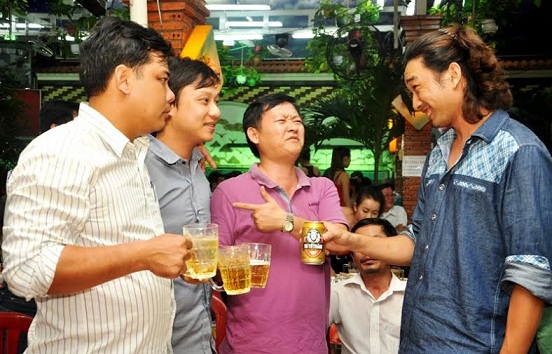 Đàn ông Việt Nam uống nhiều bia nhất trên thế giới. Ảnh minh họa Đàn ông Việt Nam uống nhiều bia nhất trên thế giới. Ảnh minh họa