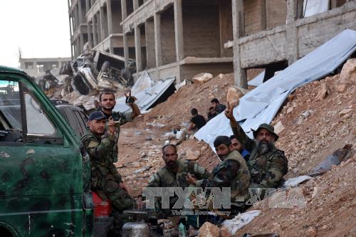 Qu&acirc;n đội Syria tại quận 1070 Apartments, th&agrave;nh phố Aleppo ng&agrave;y 8/11. Ảnh: EPA/TTXVN