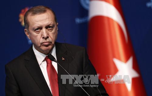 Chiến sự Syria: Thổ Nhĩ Kỳ ồ ạt dội bom mục ti&ecirc;u IS tr&ecirc;n đất Syria. Ảnh: EPA/TTXVN