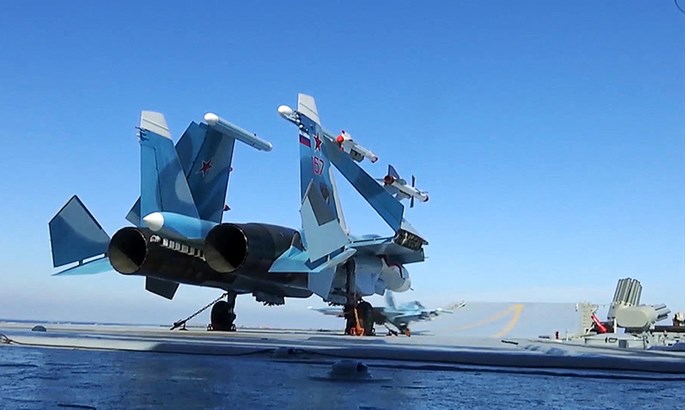  Chiến sự Syria: M&aacute;y bay của t&agrave;u s&acirc;n bay Đ&ocirc; đốc Kuznetsov chuẩn bị cất c&aacute;nh tấn c&ocirc;ng qu&acirc;n khủng bố ở Syria