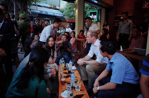 Ho&agrave;ng tử gh&eacute; qu&aacute;n cafe tr&ecirc;n phố thuốc bắc L&atilde;n &Ocirc;ng tr&ograve; chuyện c&ugrave;ng c&aacute;c nghệ sỹ Việt. Ảnh: D&acirc;n tr&iacute;
