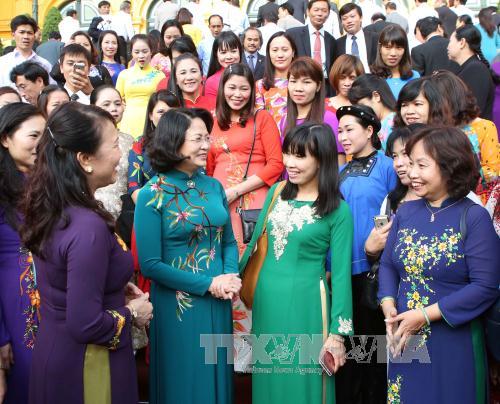  Ph&oacute; Chủ tịch nước gặp gỡ c&aacute;c nh&agrave; gi&aacute;o ti&ecirc;u biểu to&agrave;n quốc. Ảnh: TTXVN