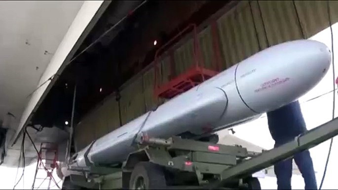  Chiến sự Syria: T&ecirc;n lửa h&agrave;nh tr&igrave;nh Kh-101 chuẩn bị nạp cho Tu-160. Ảnh: Bộ Quốc ph&ograve;ng Nga