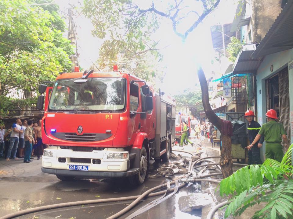  Lực lượng PCCC nhanh ch&oacute;ng tới hiện trường vụ ch&aacute;y tr&ecirc;n phố Trần Kh&aacute;t Ch&acirc;n. Ảnh: CTV