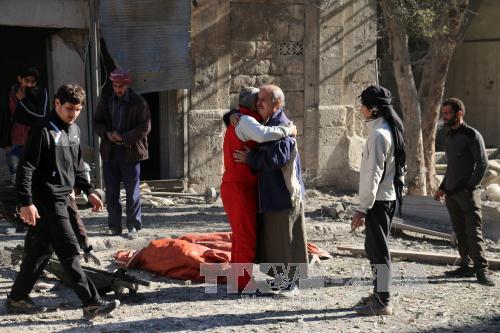 Chiến sự Syria: Nh&acirc;n vi&ecirc;n d&acirc;n sự Syria an ủi một th&acirc;n nh&acirc;n nạn nh&acirc;n vụ kh&ocirc;ng k&iacute;ch v&agrave; n&atilde; ph&aacute;o tại Aleppo ng&agrave;y 19/11. Ảnh: AFP/TTXVN 