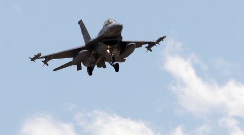  Chiến sự Syria: M&aacute;y bay chiến đấu F-16 của Thổ Nhĩ Kỳ tham gia kh&ocirc;ng k&iacute;ch ở Syria.