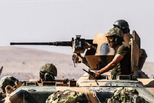  Chiến sự Syria: Xe tăng Thổ Nhĩ Kỳ c&ugrave;ng binh l&iacute;nh trong chiến dịch ''L&aacute; chắn Euphrates'' ở Syria. Ảnh: AFP
