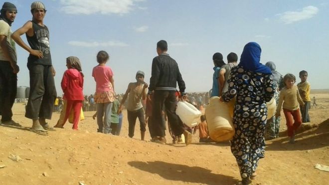  Chiến sự Syria: Những người tị nạn Syria ở bi&ecirc;n giới Jordan ở đ&acirc;y chủ yếu l&agrave; phụ nữ v&agrave; trẻ em. Ảnh: AP