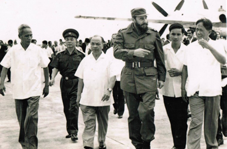 Th&aacute;ng 9/1973, B&iacute; thư Thứ nhất Ban Chấp h&agrave;nh Trung ương Đảng Lao động Việt Nam L&ecirc; Duẩn; Chủ tịch Quốc hội Trường Chinh; Thủ tướng Phạm Văn Đồng; Đại tướng V&otilde; Nguy&ecirc;n Gi&aacute;p c&ugrave;ng nhiều l&atilde;nh đạo Đảng, Nh&agrave; nước đ&oacute;n l&atilde;nh tụ Fidel Castro tại s&acirc;n bay Gia L&acirc;m. Ảnh: TTXVN 