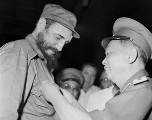 Đại tướng V&otilde; Nguy&ecirc;n Gi&aacute;p trao tặng L&atilde;nh tụ Fidel Castro huy hiệu &ldquo;Chiến sĩ Điện Bi&ecirc;n Phủ&rdquo; nh&acirc;n chuyến thăm Việt Nam th&aacute;ng 9/1973. Ảnh: TTXVN
