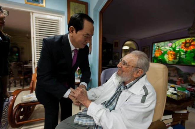  Chủ tịch nước Việt Nam Trần Đại Quang đến ch&agrave;o nh&agrave; l&atilde;nh đạo Fidel Castro ng&agrave;y 15/11. Ảnh: Reuters