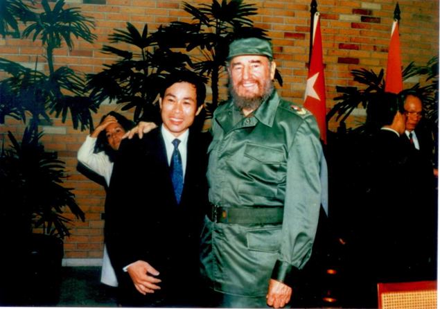Chủ tịch Fidel Castro chụp ảnh th&acirc;n mật c&ugrave;ng Cựu Bộ trưởng Nguyễn Bắc Son (khi đ&oacute; l&agrave; Thư k&yacute; của Chủ tịch nước L&ecirc; Đức Anh) năm 1995 