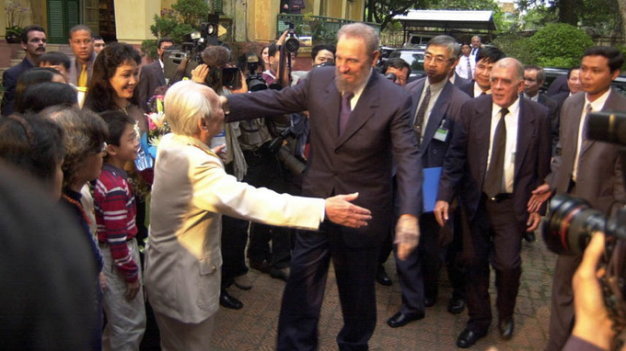 Đại tướng V&otilde; Nguy&ecirc;n Gi&aacute;p v&agrave; Chủ tịch Fidel Castro dang rộng v&ograve;ng tay khi gặp nhau tại nh&agrave; ri&ecirc;ng Đại tướng năm 2003.  Ảnh: Xu&acirc;n Gụ