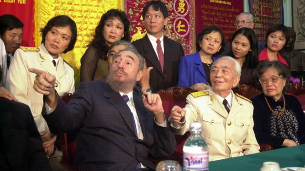  Đại tướng V&otilde; Nguy&ecirc;n Gi&aacute;p v&agrave; Chủ tịch Fidel Castro tại ph&ograve;ng truyền thống gia đ&igrave;nh năm 2003.  Ảnh: Xu&acirc;n Gụ