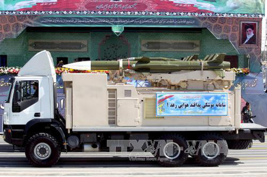 Chiến sự Syria: Xe qu&acirc;n sự chở t&ecirc;n lửa Raad của qu&acirc;n đội Iran trong lễ diễu binh ở Tehran ng&agrave;y 22/9/2015. Ảnh: REUTERS/TTXVN