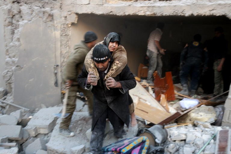 Chiến sự Syria:Qu&acirc;n đội Syria t&aacute;i chiếm 6 quận ở Aleppo, 10.000 d&acirc;n thường th&aacute;o chạy. Ảnh: Reuters