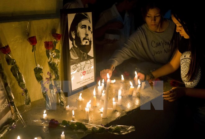 Người d&acirc;n Cuba thắp nến tưởng niệm L&atilde;nh tụ Fidel Castro tại La Habana ng&agrave;y 26/11. Ảnh: AP/TTXVN
