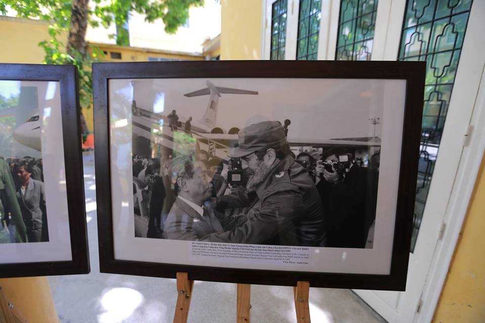 Những bức ảnh của l&atilde;nh tụ Cuba Fidel Castro Ruz được trưng b&agrave;y trong khu&ocirc;n vi&ecirc;n đại sứ qu&aacute;n để mọi người c&oacute; thể nh&igrave;n lại cuộc đời vĩ đại của &ocirc;ng.