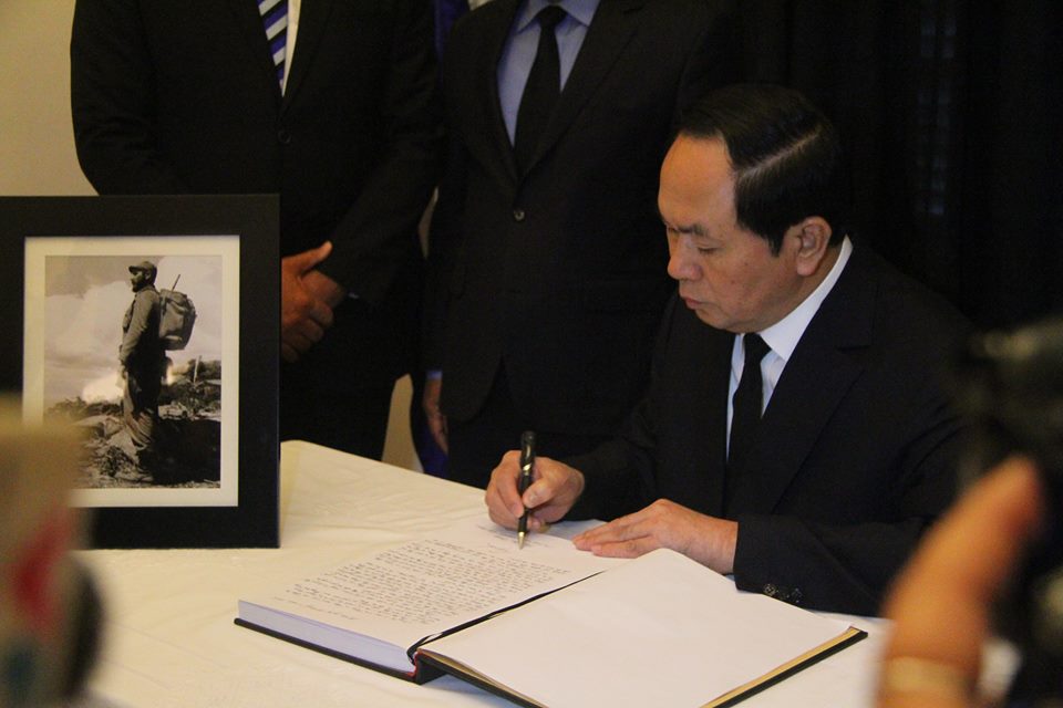 X&uacute;c động v&agrave; đau buồn s&acirc;u sắc được tin đồng ch&iacute; Fidel Castro Ruz, vị l&atilde;nh tụ của nh&acirc;n d&acirc;n Cuba, nh&agrave; l&atilde;nh đạo ki&ecirc;n cường, quả cảm của phong tr&agrave;o cộng sản v&agrave; c&ocirc;ng nh&acirc;n quốc tế đ&atilde; từ trần, Chủ tịch nước Trần Đại Quang đ&atilde; ghi lại những d&ograve;ng lưu b&uacute;t trong sổ tang. 