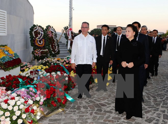 Chủ tịch Quốc hội Nguyễn Thị Kim Ng&acirc;n viếng đồng ch&iacute; Fidel Castro Ruz tại khu tưởng niệm Jos&eacute; Mart&iacute; ở La Habana. Ảnh: TTXVN 
