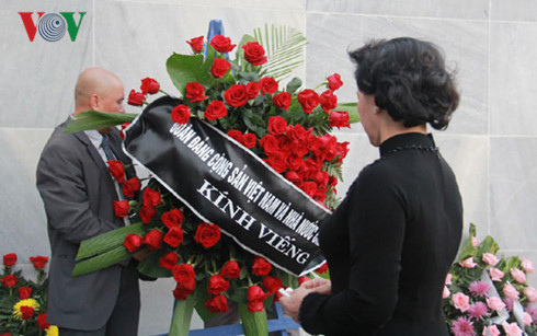  Đo&agrave;n đại biểu Đảng, Nh&agrave; nước Việt Nam đặt v&ograve;ng hoa viếng l&atilde;nh tụ Cuba Fidel Castro. Ảnh: VOV