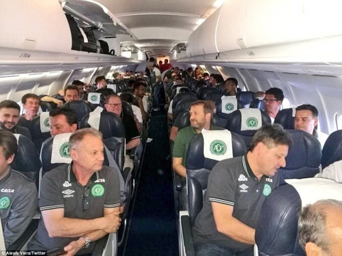 C&aacute;c cầu thủ của c&acirc;u lạc bộ Chapecoense khi m&aacute;y bay chuẩn bị cất c&aacute;nh