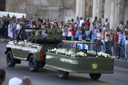  Xe trở thi h&agrave;i đồng ch&iacute; Fidel Castro về Santiago de Cuba. Ảnh: Reuters