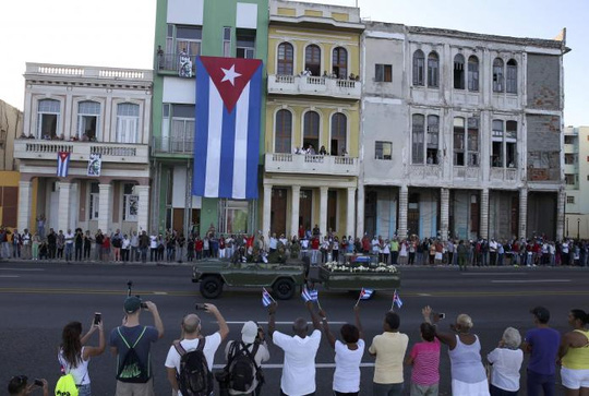  Hai b&ecirc;n đường người d&acirc;n đứng tiễn đưa đồng ch&iacute; Fidel Castro. Ảnh: Reuters