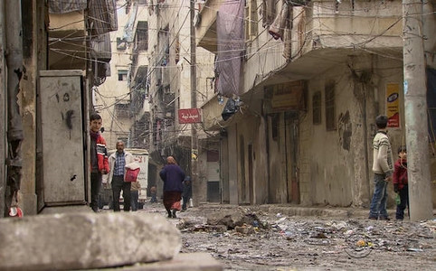 Chiến sự Syria: Người d&acirc;n Syria sinh sống tại Aleppo. Ảnh: Reuters 
