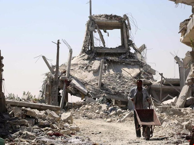 Chiến sự Syria: Cảnh đổ n&aacute;t ở Manbji, gần ng&ocirc;i l&agrave;ng bị kh&ocirc;ng k&iacute;ch. Ảnh: Getty Images 