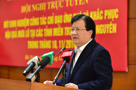  Ph&oacute; Thủ tướng Trịnh Đ&igrave;nh Dũng y&ecirc;u cầu c&aacute;c tỉnh miền Trung, T&acirc;y Nguy&ecirc;n cần thực hiện thật tốt c&ocirc;ng t&aacute;c ứng ph&oacute;, ph&ograve;ng chống mưa b&atilde;o. Ảnh: VGP