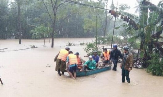  Lực lượng chức năng huyện Ho&agrave;i &Acirc;n (B&igrave;nh Định) đưa người d&acirc;n đến nơi an to&agrave;n. Ảnh: B&aacute;o B&igrave;nh Định
