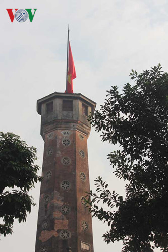 L&aacute; cờ đỏ sao v&agrave;ng tr&ecirc;n Cột cờ H&agrave; Nội cũng ngừng bay, như chia sẻ nỗi thương tiếc L&atilde;nh tụ Cuba Fidel Castro 