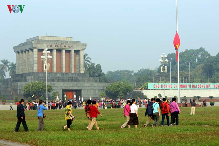  L&aacute; cờ tr&ecirc;n lăng B&aacute;c cũng kh&aacute;c với ng&agrave;y thường.