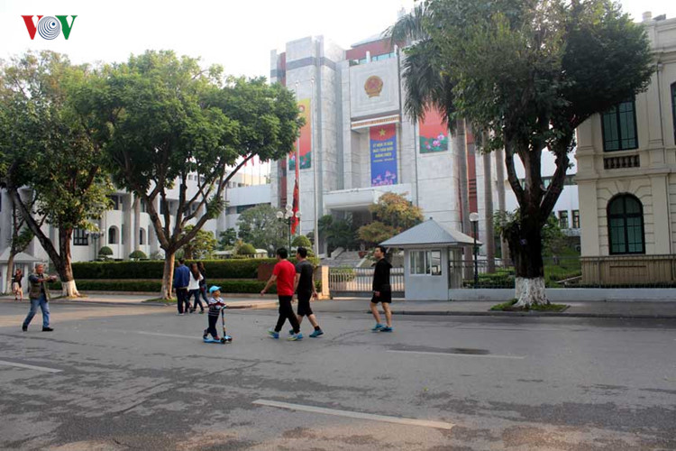 L&aacute; cờ rủ trước trụ sở HĐND, UBND TP H&agrave; Nội. 