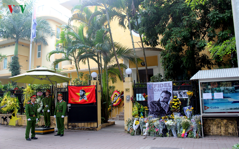 L&atilde;nh tụ Cuba Fidel Fidel Castro l&agrave; người bạn lớn, người đồng ch&iacute;, anh em v&ocirc; c&ugrave;ng gần gũi v&agrave; th&acirc;n thiết của ch&uacute;ng ta. &Ocirc;ng đ&atilde; c&ugrave;ng Chủ tịch Hồ Ch&iacute; Minh v&agrave; nhiều thế hệ L&atilde;nh đạo, nh&acirc;n d&acirc;n hai nước kh&ocirc;ng ngừng vun đắp, ph&aacute;t triển mối quan hệ đo&agrave;n kết anh em, hợp t&aacute;c to&agrave;n diện. L&atilde;nh tụ Cuba ra đi kh&ocirc;ng chỉ l&agrave; mất m&aacute;t của người d&acirc;n Cuba anh em m&agrave; cũng l&agrave; mất m&aacute;t của người d&acirc;n Việt Nam.   