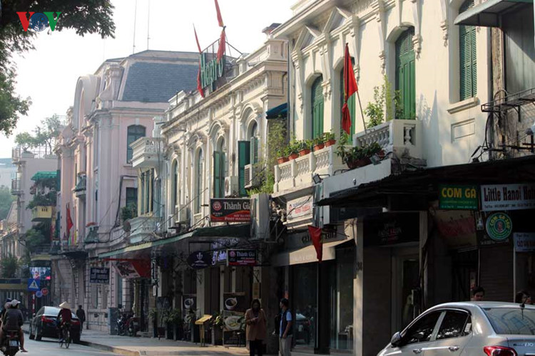 Nhiều tuyến phố của H&agrave; Nội cũng treo cờ rủ chia buồn c&ugrave;ng mất m&aacute;t với nh&acirc;n d&acirc;n Cuba anh em. 