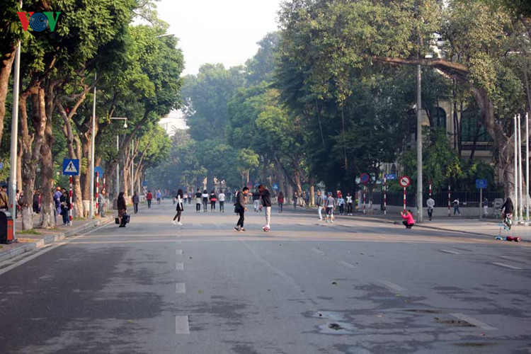Kh&aacute;c với ng&agrave;y thường, phố đi bộ H&agrave; Nội cũng kh&ocirc;ng tổ chức c&aacute;c hoạt động vui chơi giải tr&iacute; thường nhật trong ng&agrave;y Việt Nam tổ chức Quốc tang L&atilde;nh tụ Cuba Fidel Castro. 