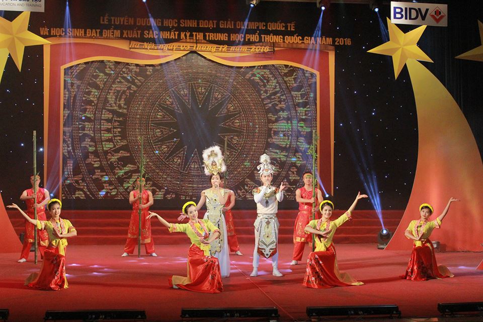  Chương tr&igrave;nh văn nghệ thuật trong lễ tuy&ecirc;n dương học sinh đạt giải Olympic A13win Ưu đãi Vip v&agrave; học sinh xuất sắc nhất kỳ thi THPT Quốc gia năm 2016. Ảnh: H&ograve;a Dương