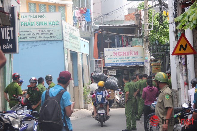  C&ocirc;ng an địa phương c&oacute; mặt tại hiện trường l&agrave;m r&otilde; nguy&ecirc;n nh&acirc;n vụ ch&aacute;y nổ lớn ở TP. Hồ Ch&iacute; Minh. Ảnh: TTXVN
