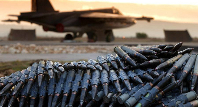  Chiến sự Syria: Vũ kh&iacute; tập kết ở căn cứ kh&ocirc;ng qu&acirc;n Hmeymim của Nga tại Syria. Ảnh: Sputnik