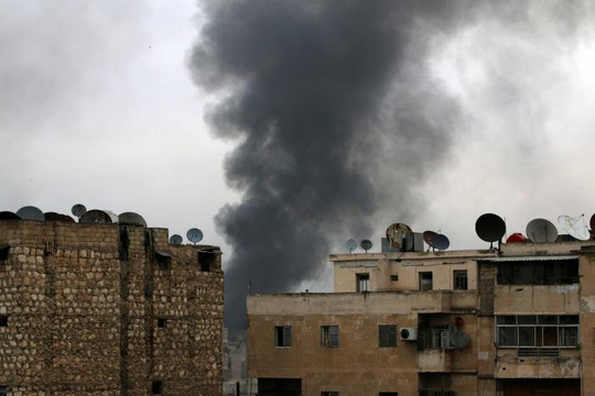  Chiến sự Syria: Khối bốc l&ecirc;n từ khu phố ph&iacute;a Đ&ocirc;ng Aleppo do qu&acirc;n nổi dậy kiểm so&aacute;t h&ocirc;m 5/12. Ảnh: Reuters