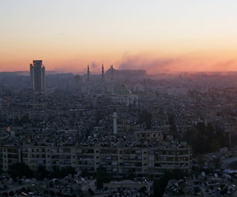  Chiến sự Syria: Từ một khu vực do qu&acirc;n ch&iacute;nh phủ kiểm so&aacute;t c&oacute; thể nh&igrave;n thấy kh&oacute;i bốc l&ecirc;n cao gần th&agrave;nh cổ Aleppo, ng&agrave;y 6/12/2016
