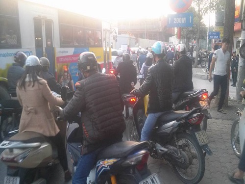 Trước trận Việt Nam - Indonesia: Kẹt cứng mọi ngả đường dẫn về SVĐ Mỹ Đ&igrave;nh